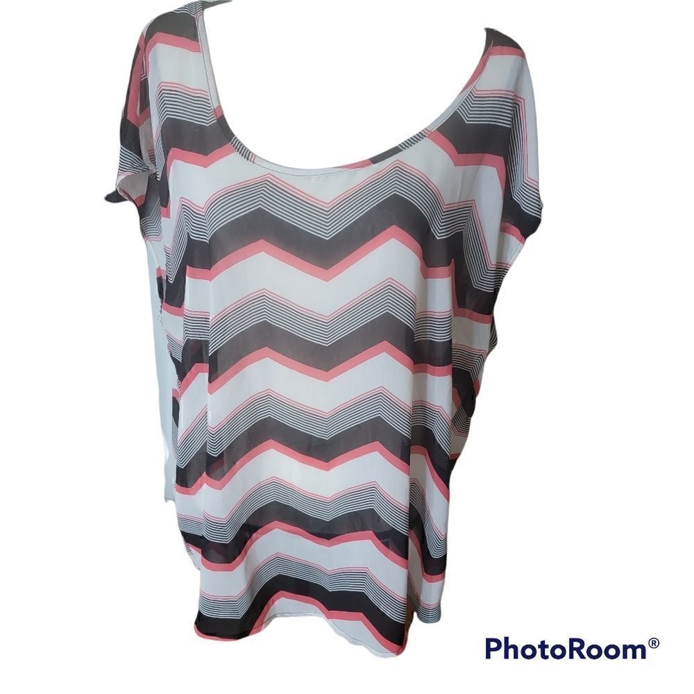 Torrid Short Sleeved Blouse with Chevron Pattern. Size 1X.